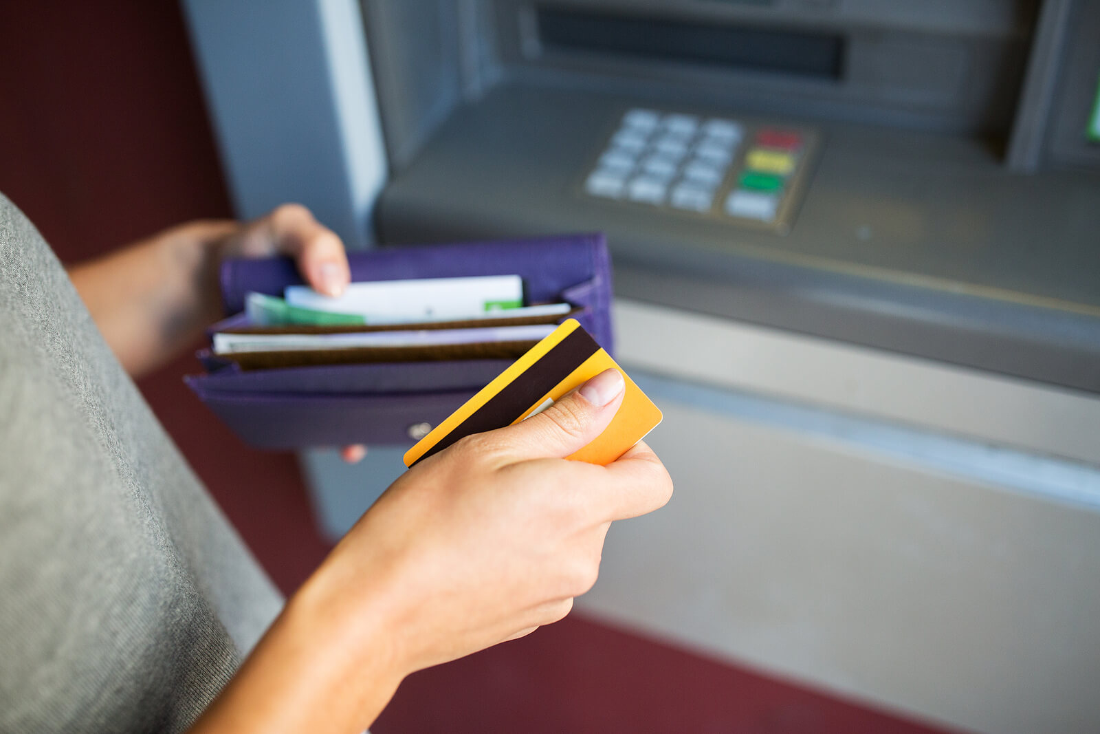 Készpénzfelvételi díjak és trükkök: Így spórolj a bankautomatánál