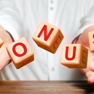 Több tízezer forint bónusz járhat – de ezekre figyelj, mielőtt lecsapsz