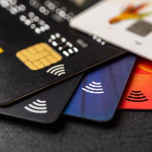 Pénzügyi buktatók, ha túl sok bankkártyád van – mit tegyél?