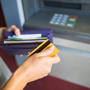 Készpénzfelvételi díjak és trükkök: Így spórolj a bankautomatánál