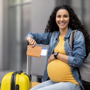 Külföldi utazás várandósan – Milyen biztosításra lesz szükséged?